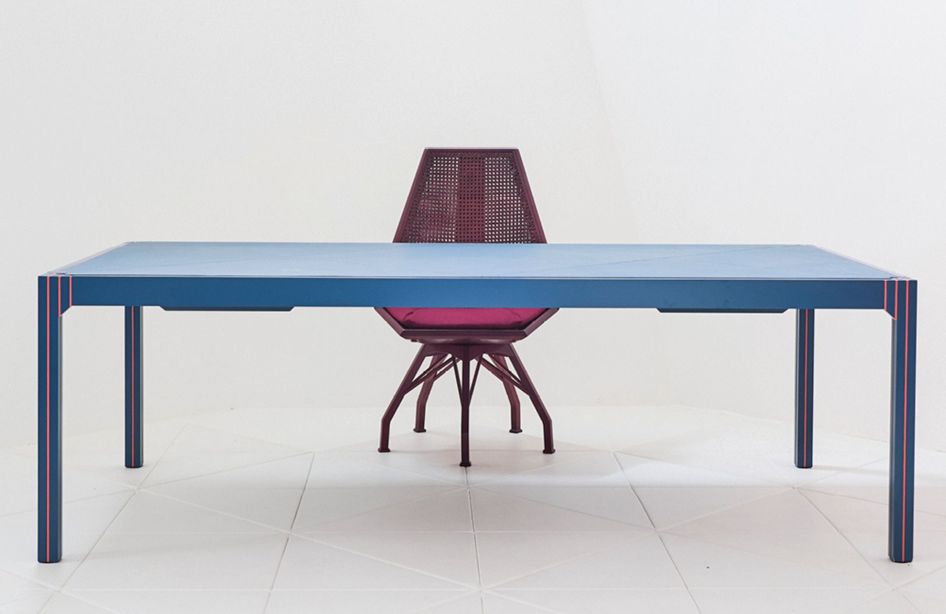 Il est désormais possible d'acquérir l'iconique bureau bleu de Mitterand  signé Pierre Paulin 