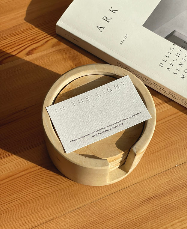 ブランディングプロジェクトのためのカスタム名刺。モダンなデザイン。