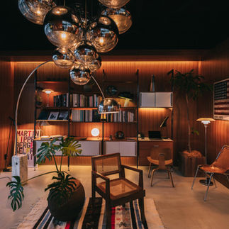 IN THE LIGHT ショップ（熊本・日本） 熊本のインテリアデザイン＆建築。 ジャン・プルーヴェ、トム・ディクソン、シャルロット・ペリアンなどのデザイナーによるヴィンテージ家具を取り扱っています。