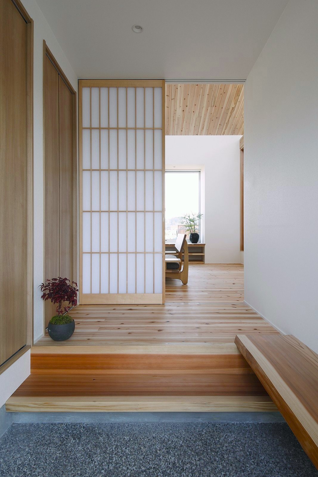 Renovation d'akiya au japon par un équipe bilingue Français et Anglais. Utilisation de bois, design pure et zen typiquement japonais.