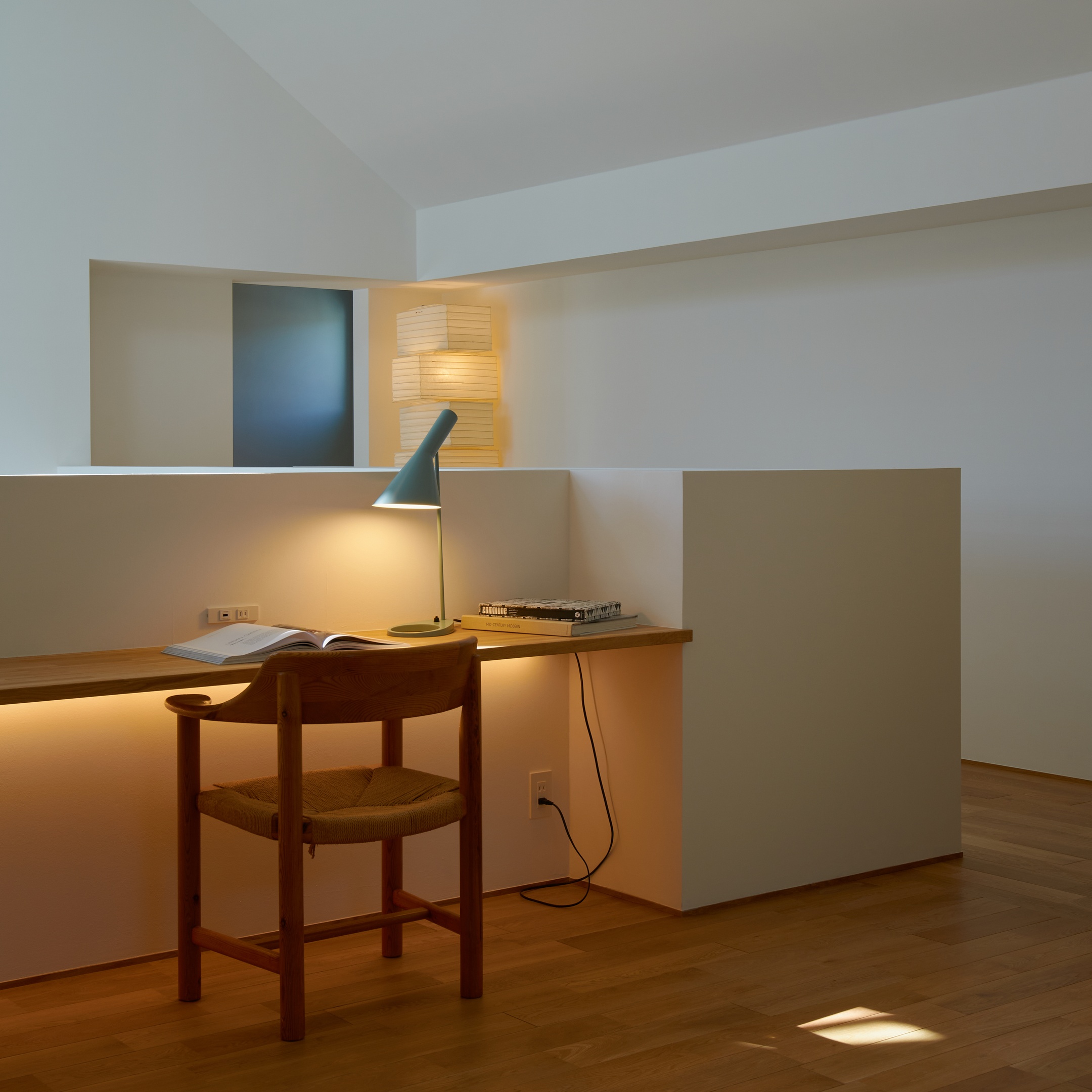 リノベーションおよび建築プロジェクト。木製のライナー・ダウミラー チェアを置いたオフィスデスク。